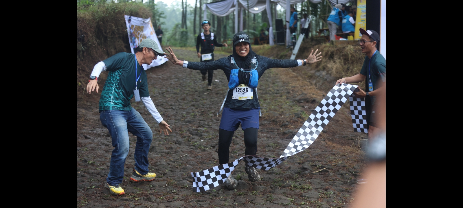 KERJA KERAS: Salah satu peserta UB Forest Trail Run saat menuntaskan lari hingga finish.