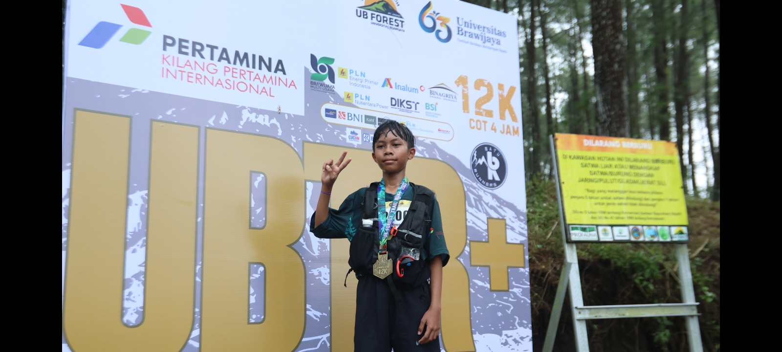 BELIA: Rayyan, 12, berhasil menaklukkan medan terjal dan licin di UB Forest Trail Run.