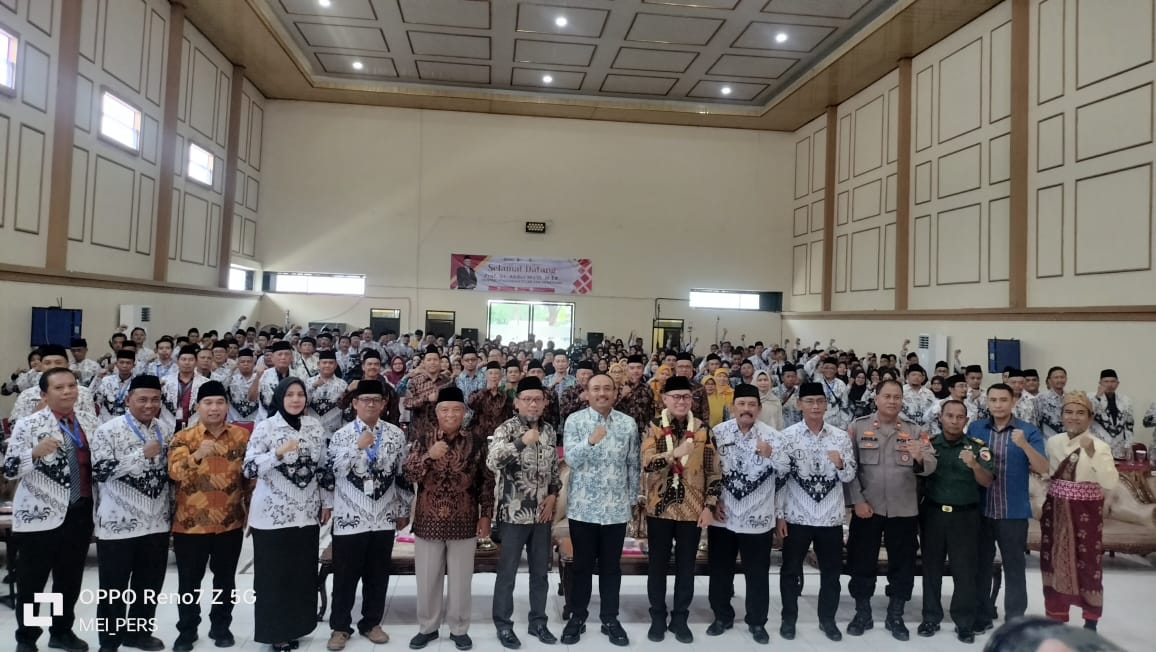 KOMPAK: Jajaran Pemgurus dan anggota PGRI Ngawi, forkopimda, PDM dan Mendikdasmen berfoto bersama usai kegiatan Sarasehan.