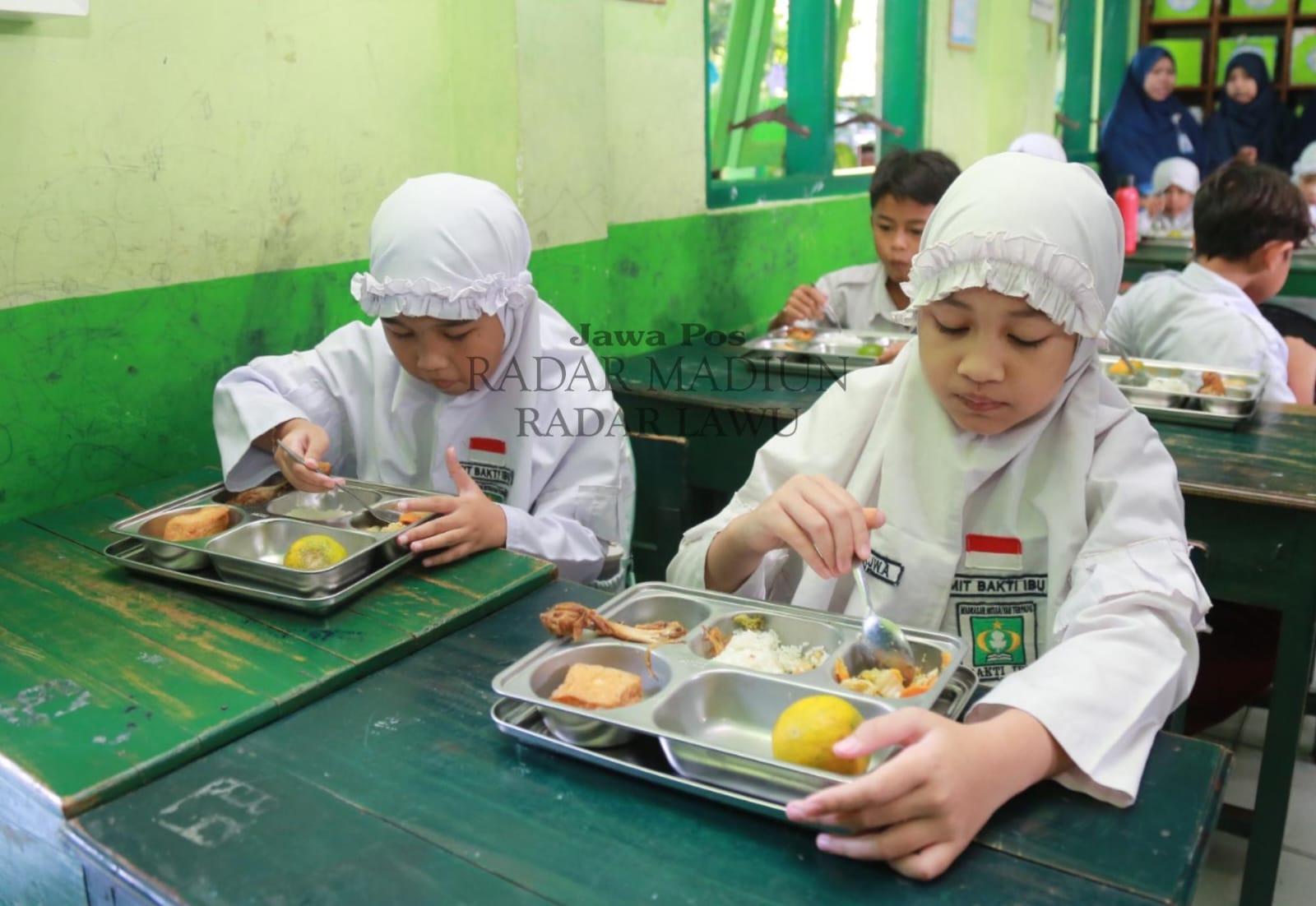 Pemkot Madiun melalui Dinas Kesehatan mengevaluasi salah satu dapur SPPG yang dinilai belum layak beroperasi akibat masalah pengolahan dan saluran air. BAGAS BIMANTARA/JAWA POS RADAR MADIUN