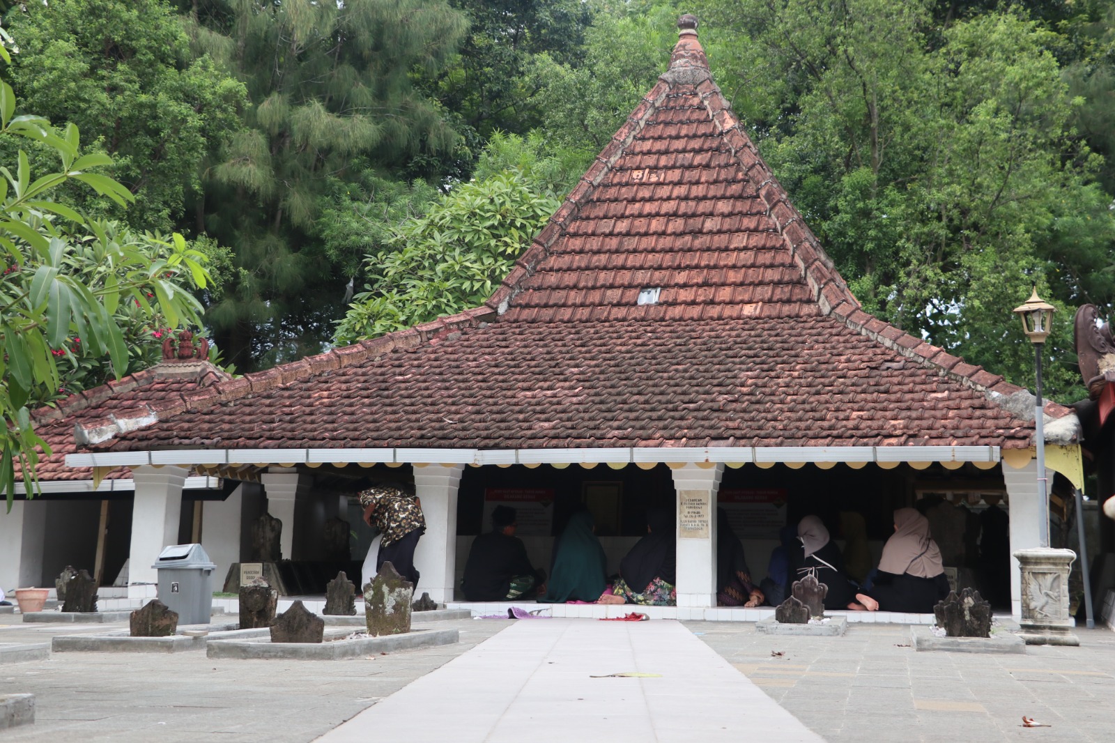 Makam Batoro Katong, Makam Ki Ageng Mirah, dan Patih Seloaji memiliki nilai historis tinggi. SUGENG DWI N./JAWA POS RADAR PONOROGO