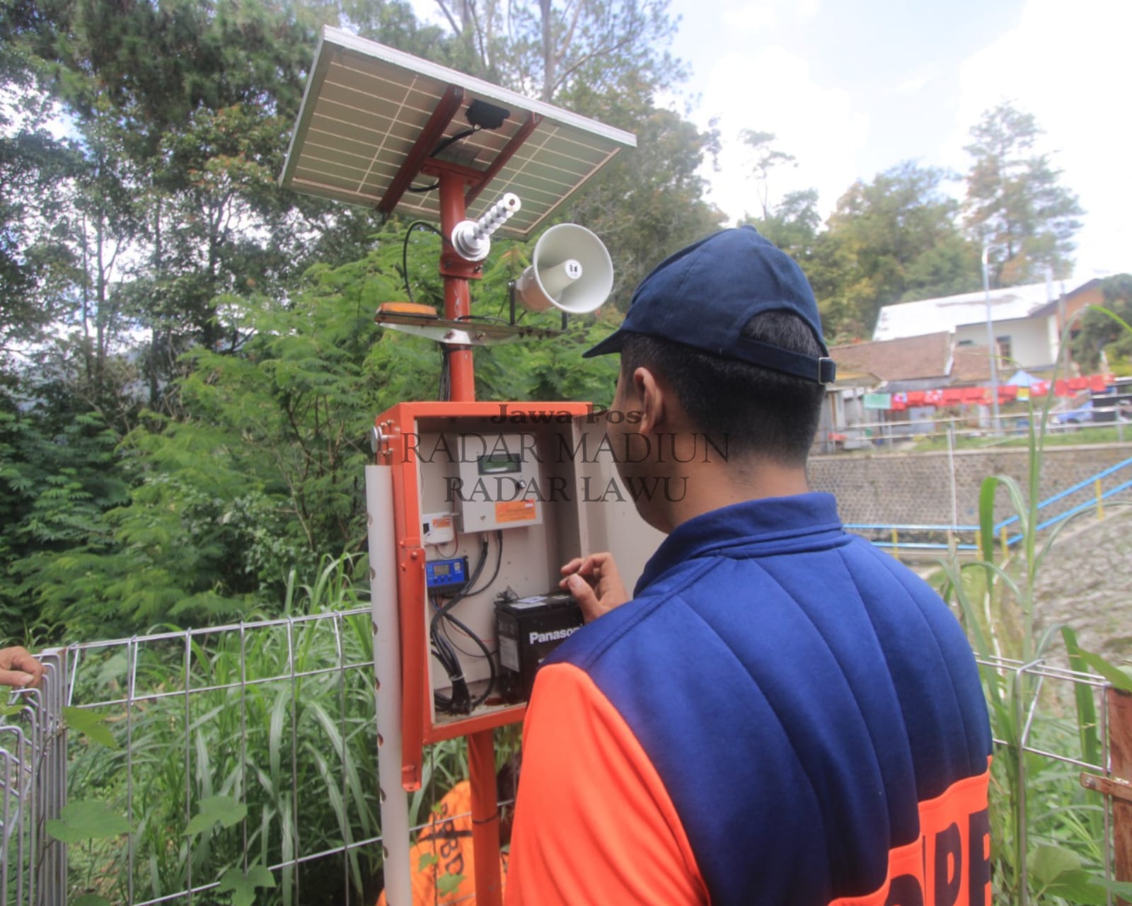 Petugas BPBD Magetan memeriksa kondisi alat peringatan dini bencana (EWS) di kawasan Plaosan untuk memastikan fungsinya berjalan optimal. AJI PUTRA/JAWA POS RADAR MAGETAN