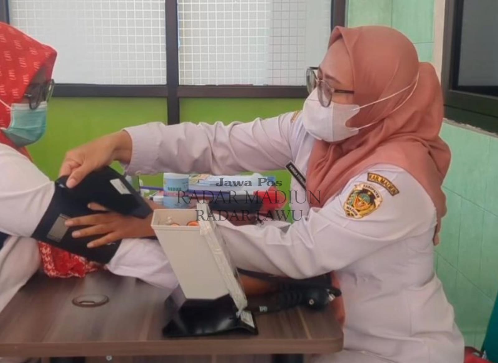 Petugas Dinas Kesehatan Kabupaten Madiun melakukan pemeriksaan kesehatan massal untuk mengantisipasi lonjakan kasus ISPA selama musim pancaroba. DIAN RAHAYU/RADAR MADIUN