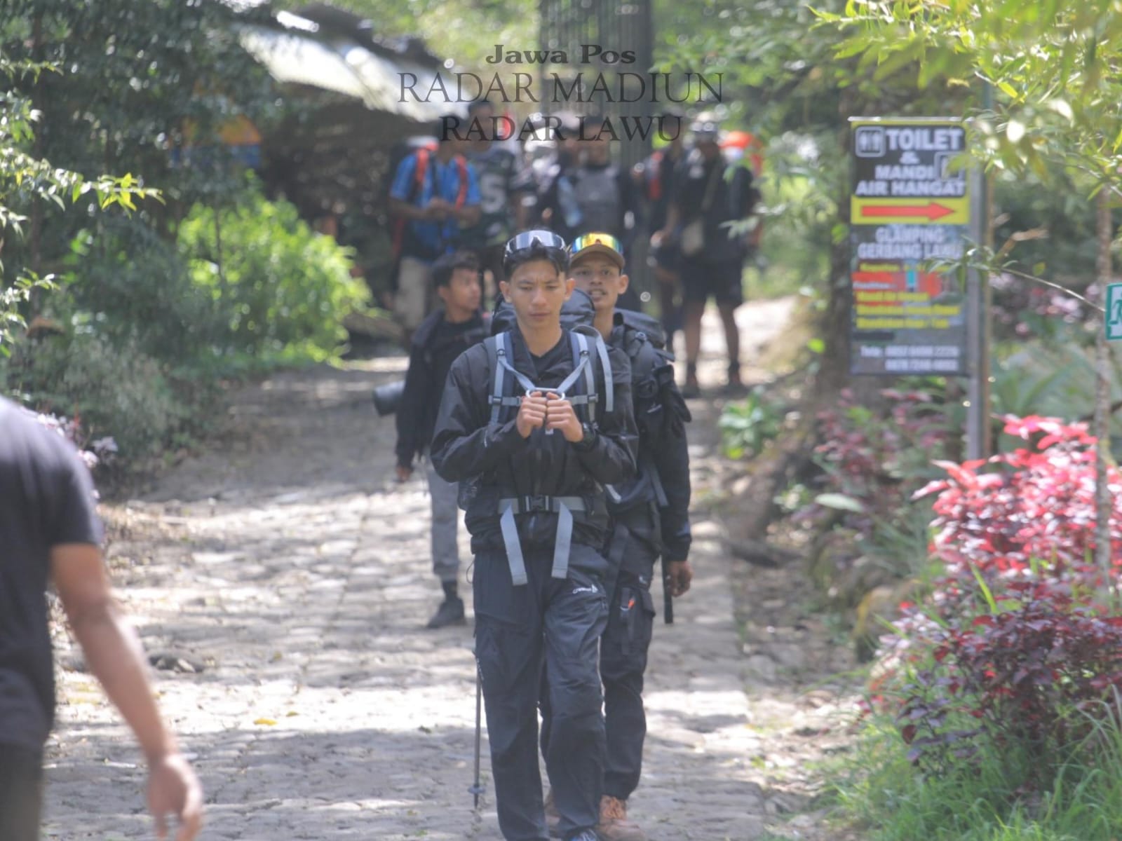 Jalur pendakian Cemorosewu di lereng Gunung Lawu tampak lengang, hanya 34 pendaki tercatat naik pada Jumat (24/10) akibat cuaca ekstrem. AJI PUTRA/JAWA POS RADAR MAGETAN