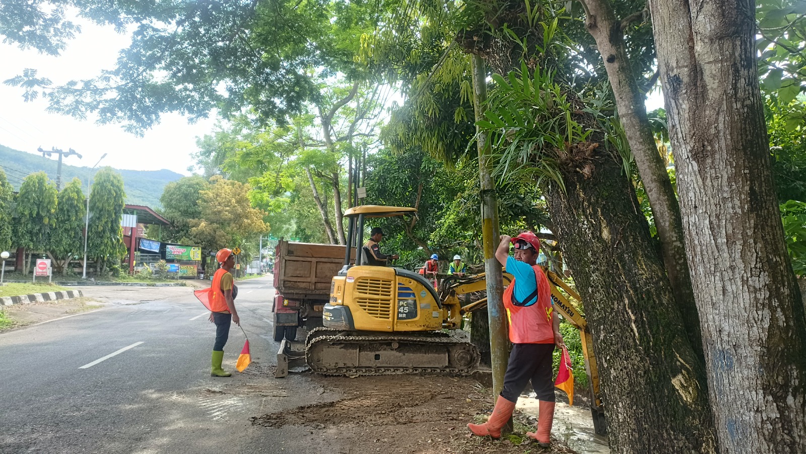 Petugas Dinas PUPR Pacitan mengeruk sedimentasi di salah satu saluran utama. NUR CAHYONO/RADAR PACITAN