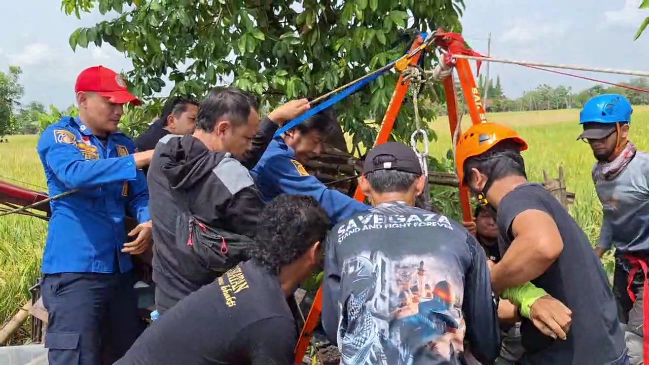 Tim SAR mengevakuasi jasad Suwardi, warga Desa Mangunharjo, Ngawi, yang tewas di dasar sumur akibat menghirup gas beracun. ISTIMEWA
