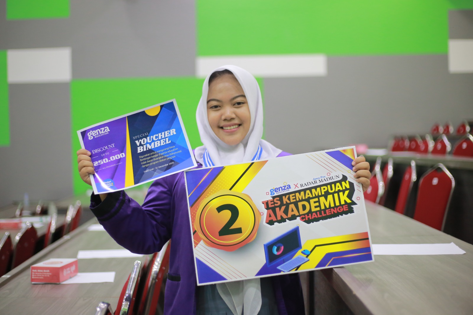 Taqisa Ristantia, siswi SMAN 1 Wungu, berhasil meraih posisi kedua dalam TKA Challenge 2025 di Universitas Merdeka Madiun. BAGAS BIMANTARA/JAWA POS RADAR MADIUN