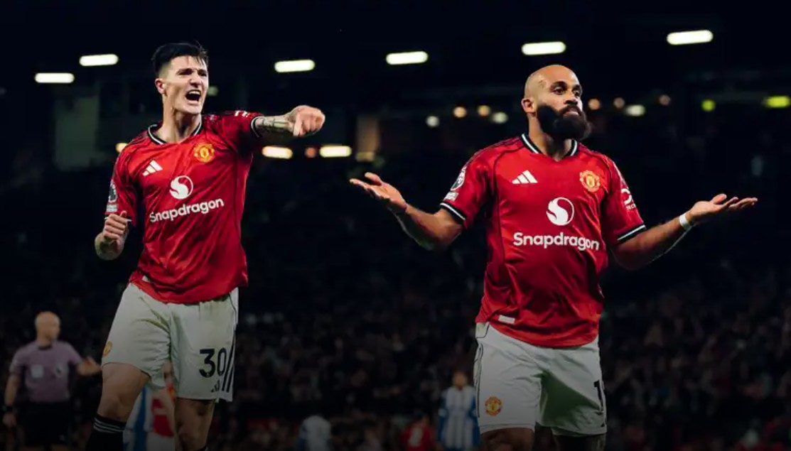 Bryan Mbeumo dan Benjamin Sesko merayakan gol untuk Manchester United.