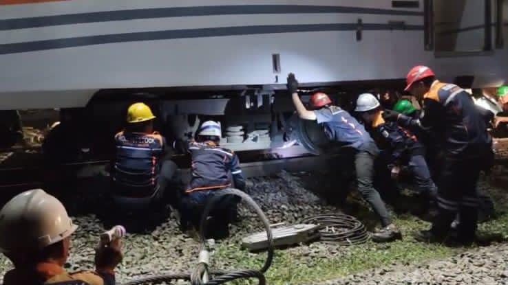 Petugas KAI mengevakuasi rangkaian KA Purwojaya yang sempat anjlok di Kedunggedeh, Kabupaten Bekasi, Sabtu (25/10). Jalur kembali normal pada Minggu dini hari pukul 02.00 WIB.