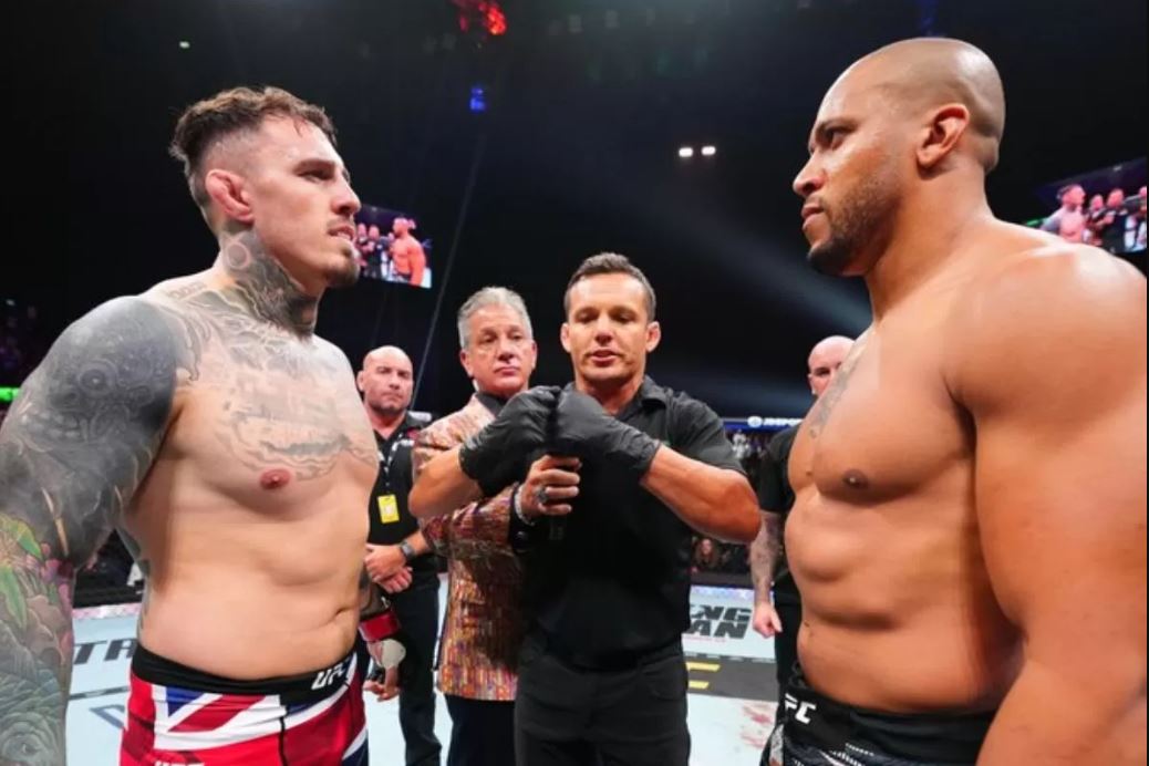 Duel UFC di Abu Dhabi berakhir tanpa pemenang. Ciryl Gane (kanan) minta maaf setelah tak sengaja colok mata Tom Aspinall (kiri). Akhirnya laga dihentikan tanpa pemenang.