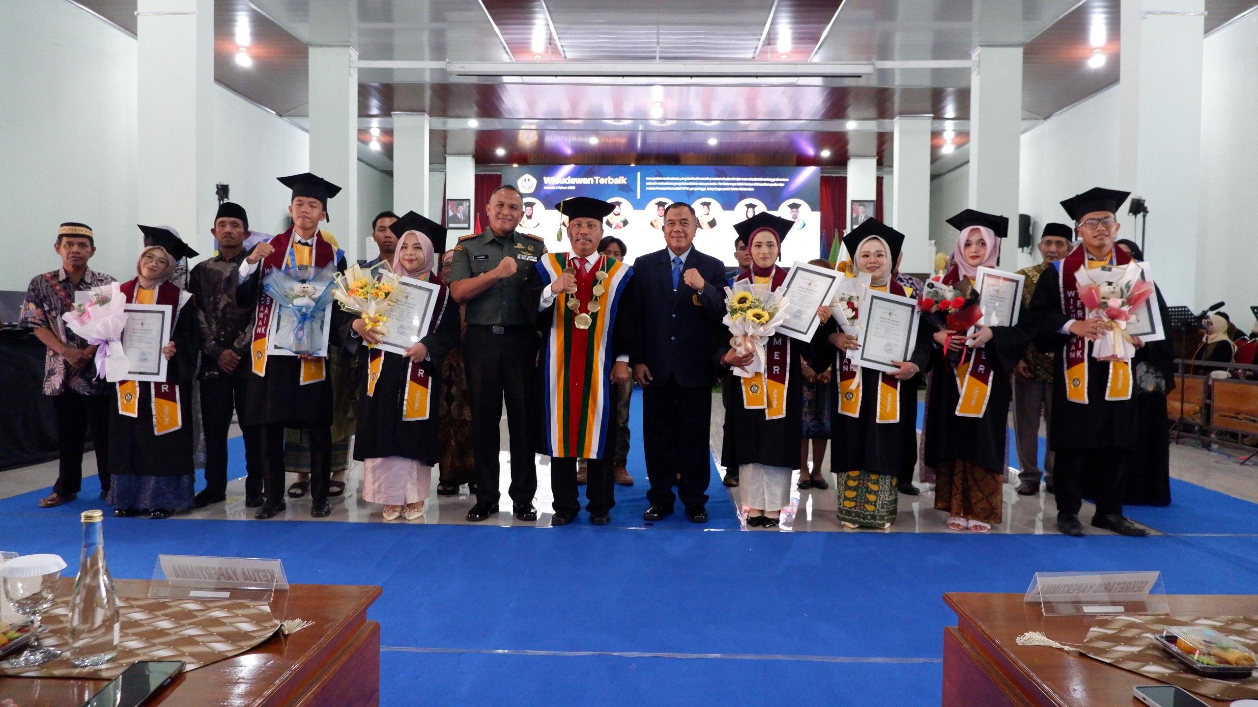 Rektor dan jajaran foto bersama para wisudawan terbaik.