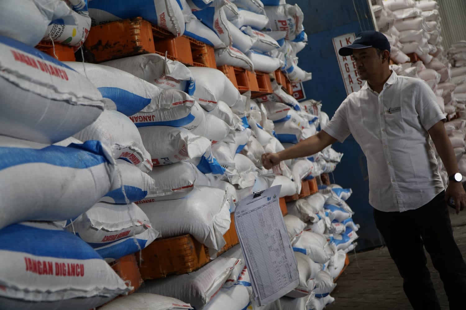 Petugas DKPP Ngawi memastikan ketersediaan pupuk subsidi di tingkat kios dan kelompok tani masih mencukupi hingga akhir 2025. FOTO: DOK/JAWA POS RADAR NGAWI