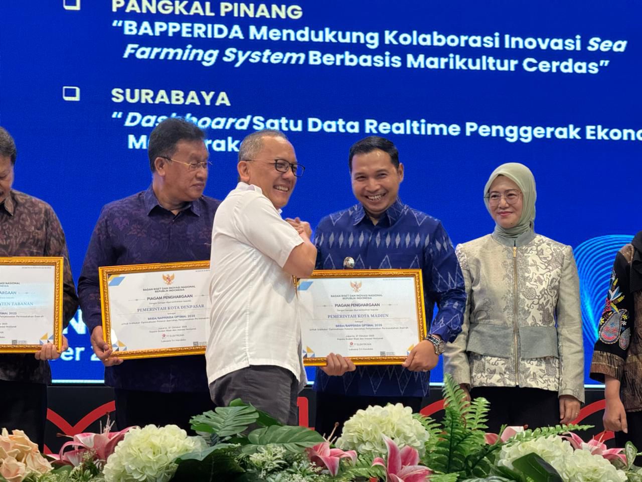 Wakil Wali Kota Madiun F Bagus Panuntun menerima apresiasi BRIN atas kajian pengembangan UMKM dan produk unggulan daerah. FOTO: ISTIMEWA