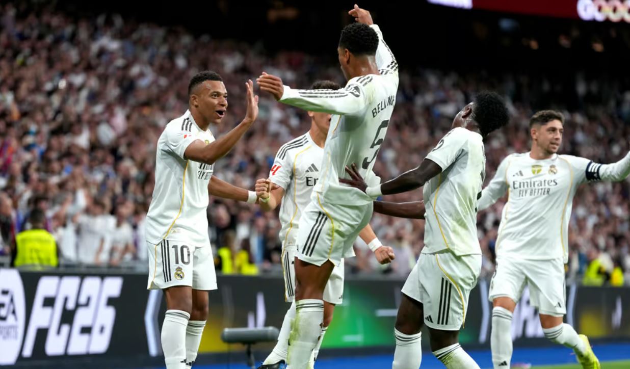 Para pemain Real Madrid merayakan gol di El Clasico kontra Barcelona.