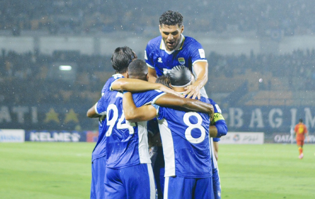 Para pemain Persib Bandung merayakan gol.
