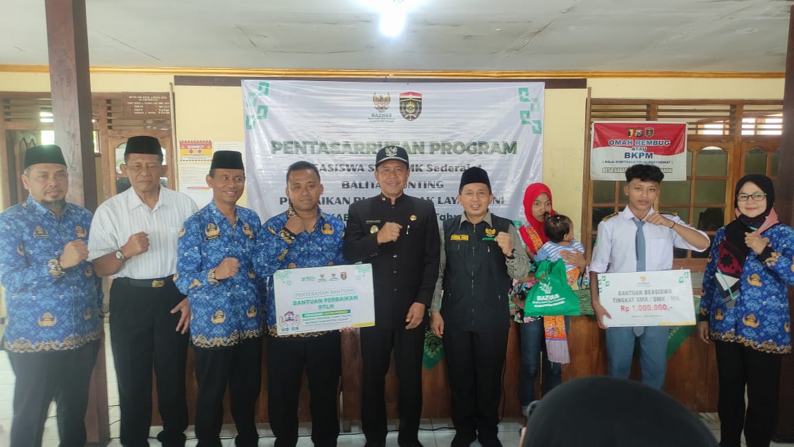 PENTASARUFAN BANTUAN: Wakil Bupati Ngawi, Ketua Baznas, Staf Alhi Bupati, Camat, Kades Babadan berfoto bersama perwakilan penerima bantuan sosial.