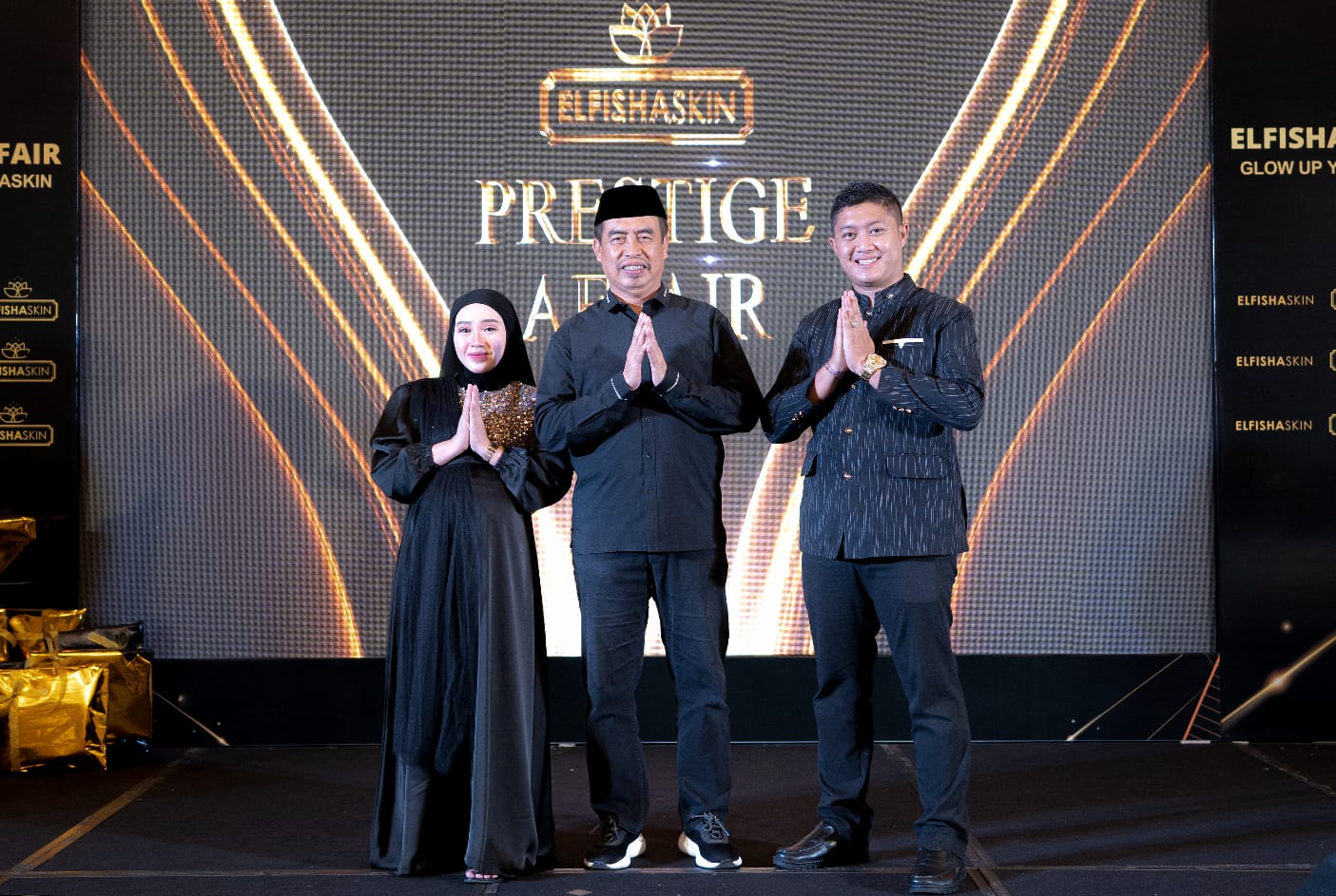 Elloy Doohan dan Alfi Chantika, pemilik Elfishaskin, bersama Bupati Madiun Hari Wuryanto.