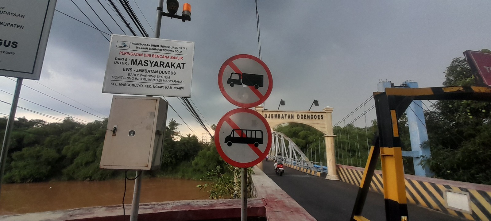 Kondisi EWS di Jembatan Dungus, alat peringatan dini banjir yang memantau debit air Sungai Bengawan Madiun. ASEP SYAEFUL BACHRI/JAWA POS RADAR NGAWI