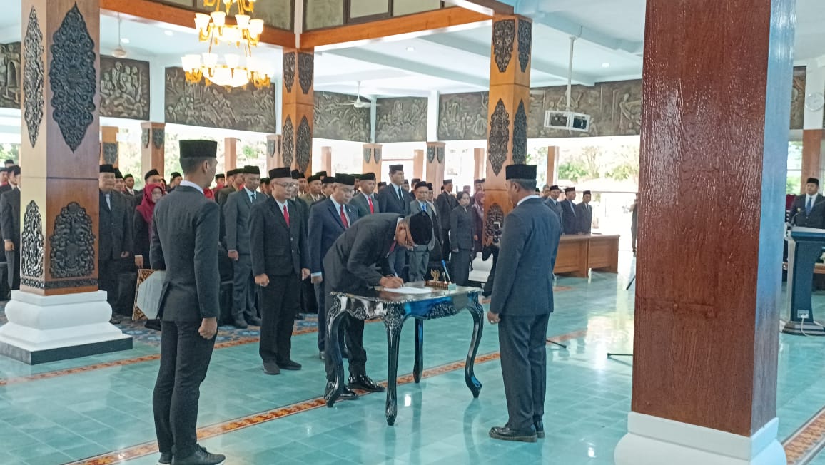 Sejumlah pejabat Pemkab Pacitan mengikuti prosesi mutasi jabatan di pendapa kabupaten, Jumat (24/10). Salah satunya Khemal Pandu Pratikna yang kini menjabat kepala Dindik Pacitan. DOK RADAR PACITAN