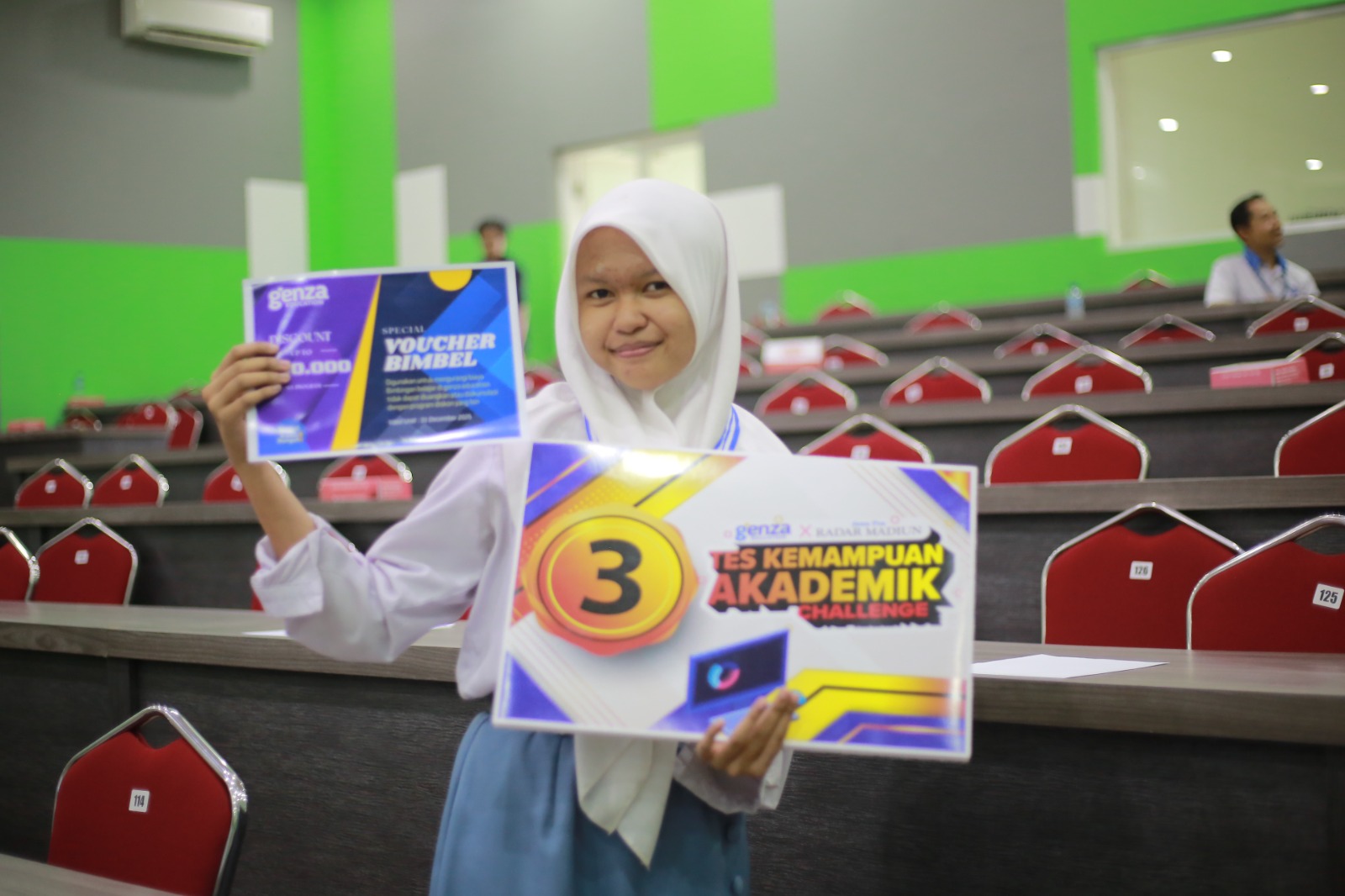Naura Kayla Lovelyna Ramadhani, siswi SMAN 2 Madiun, raih juara III TKA Challenge 2025 dan menargetkan lolos SNBP 2026. BAGAS BIMANTARA/RADAR MADIUN