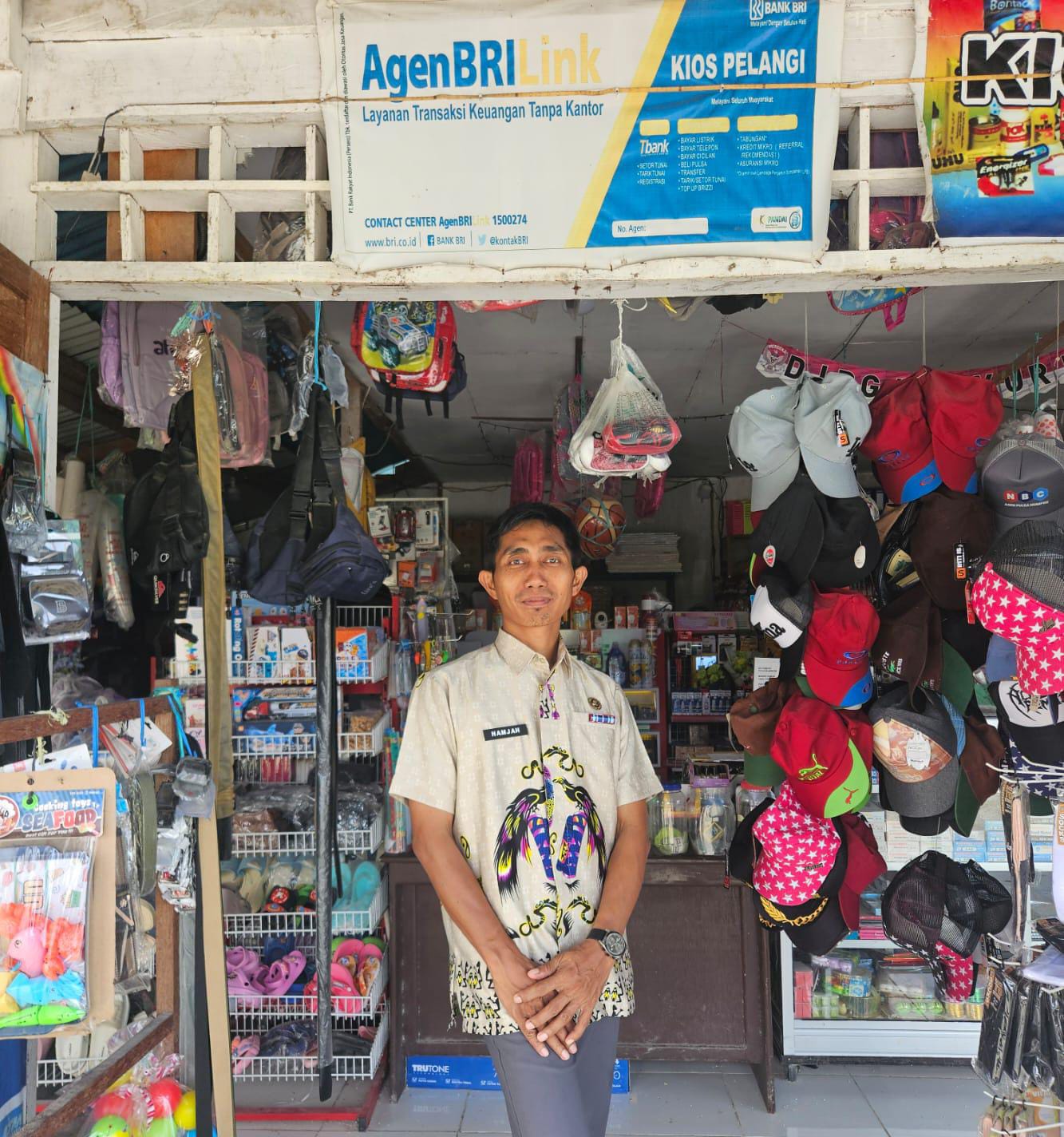 Hamjah, guru sekaligus AgenBRILink di Kampung Yenburwo, membuka akses layanan keuangan bagi warga pedalaman Papua.