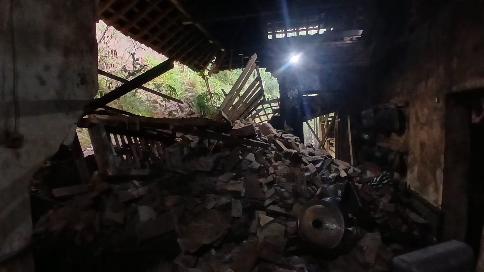 Rumah milik Mitun, warga Desa Pupus, Ngebel, rusak diterjang longsor Senin dini hari (27/10). Dua kepala keluarga terpaksa mengungsi. BPBD UNTUK JAWA POS RADAR PONOROGO