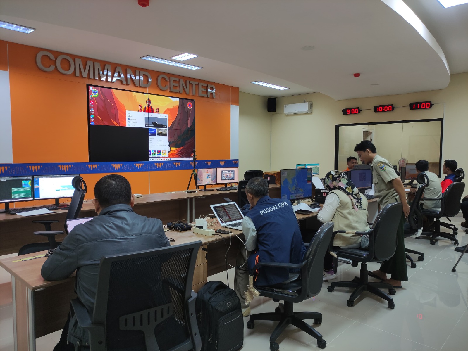 Petugas BPBD Pacitan berlindung di bawah meja dalam simulasi gempa dan tsunami, Selasa (28/10). NUR CAHYONO/RADAR PACITAN