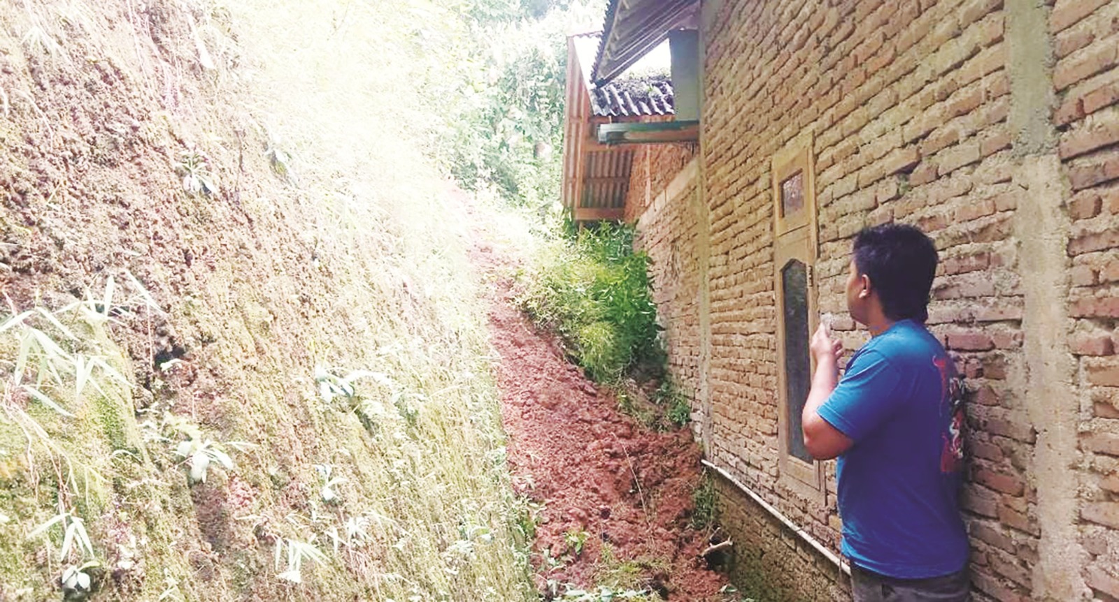 Bagian rumah milik warga di Dusun Sempu, Desa Padas, Kecamatan Dagangan, tertimpa tanah longsor akibat hujan deras, Selasa (28/10). FOTO: ISTIMEWA
