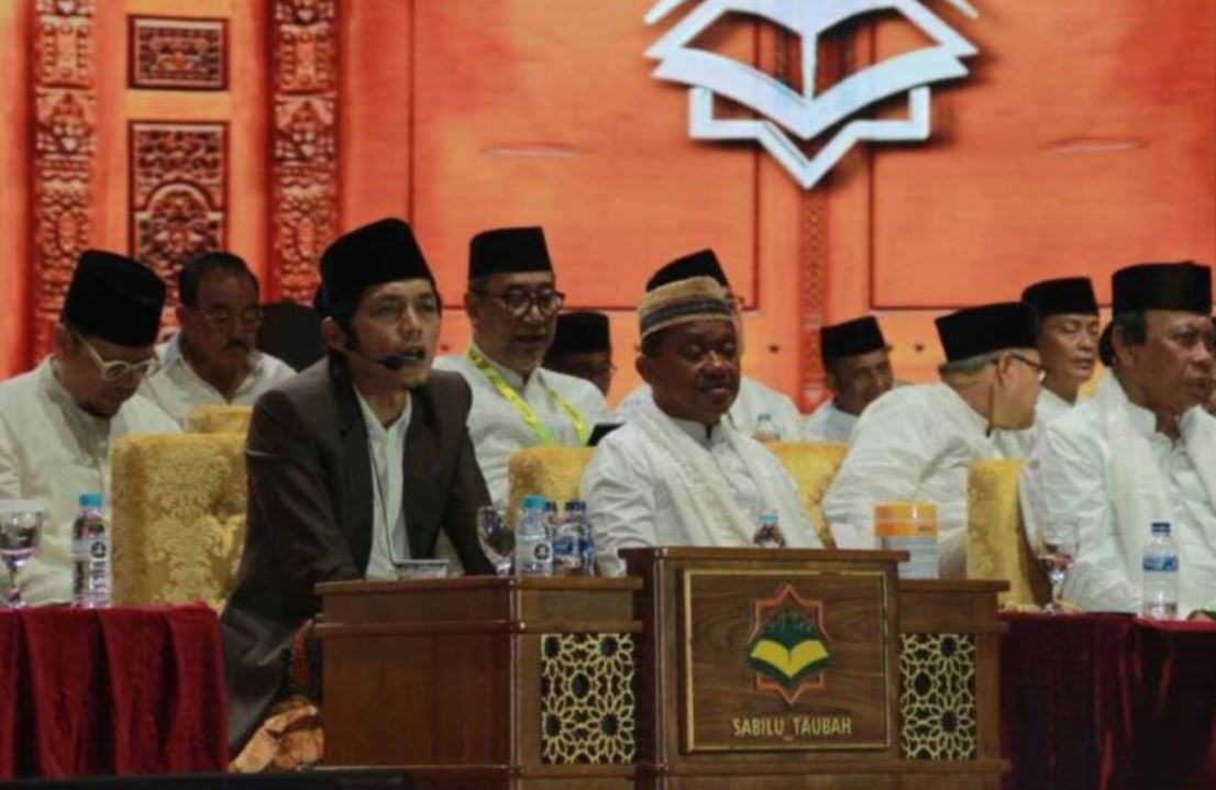 Gus Iqdam mengisi ceramah Maulid Nabi Muhammad SAW yang digelar Partai Golkar. Ketum Golkar sekaligus Menteri ESDM Bahlil Lahadalia duduk di sampingnya.