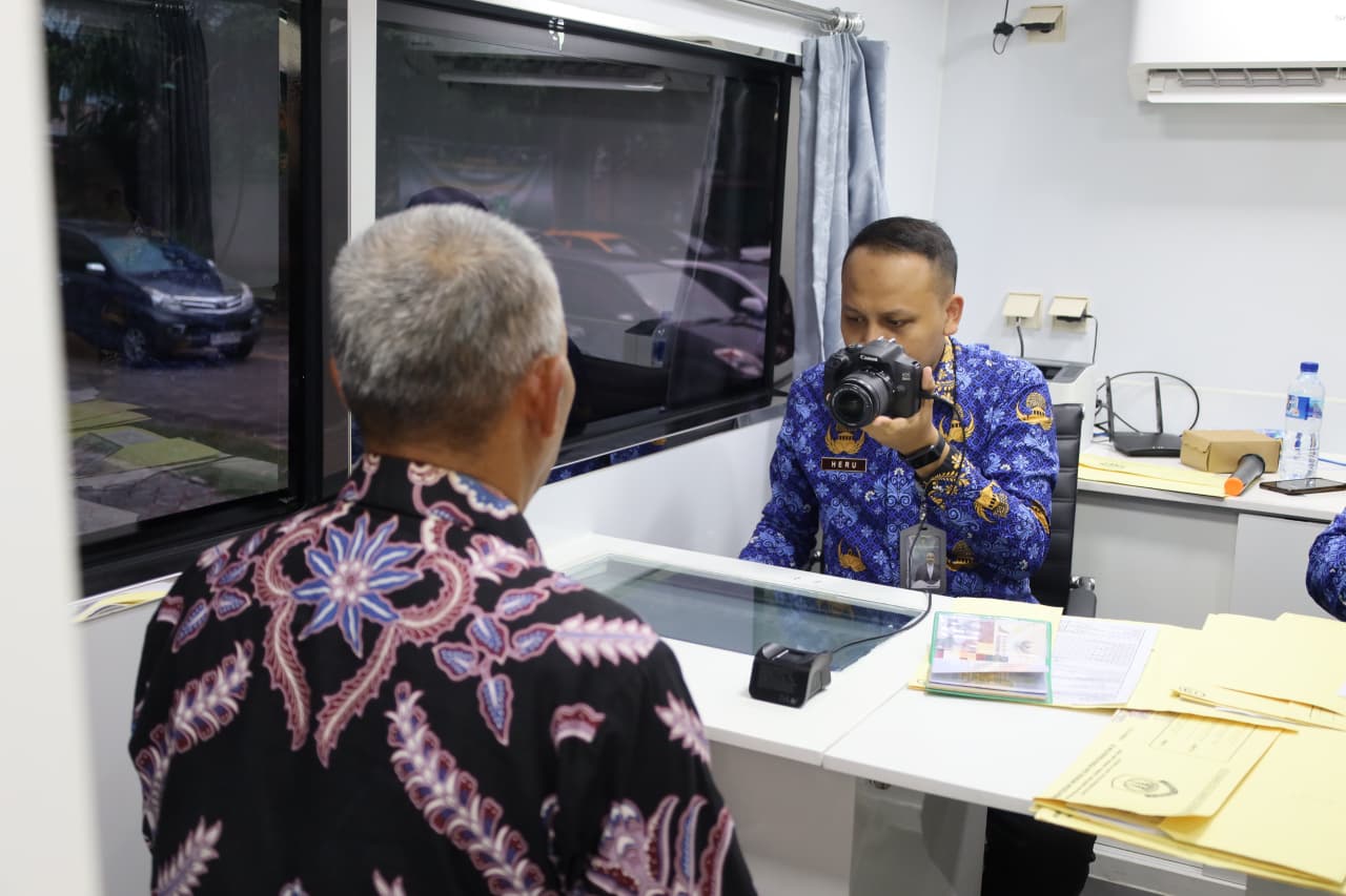 PELAYANAN PRIMA: Mobil Layanan Paspor Keliling mempermudah masyarakat dalam mengurus dokumen keimigrasian.