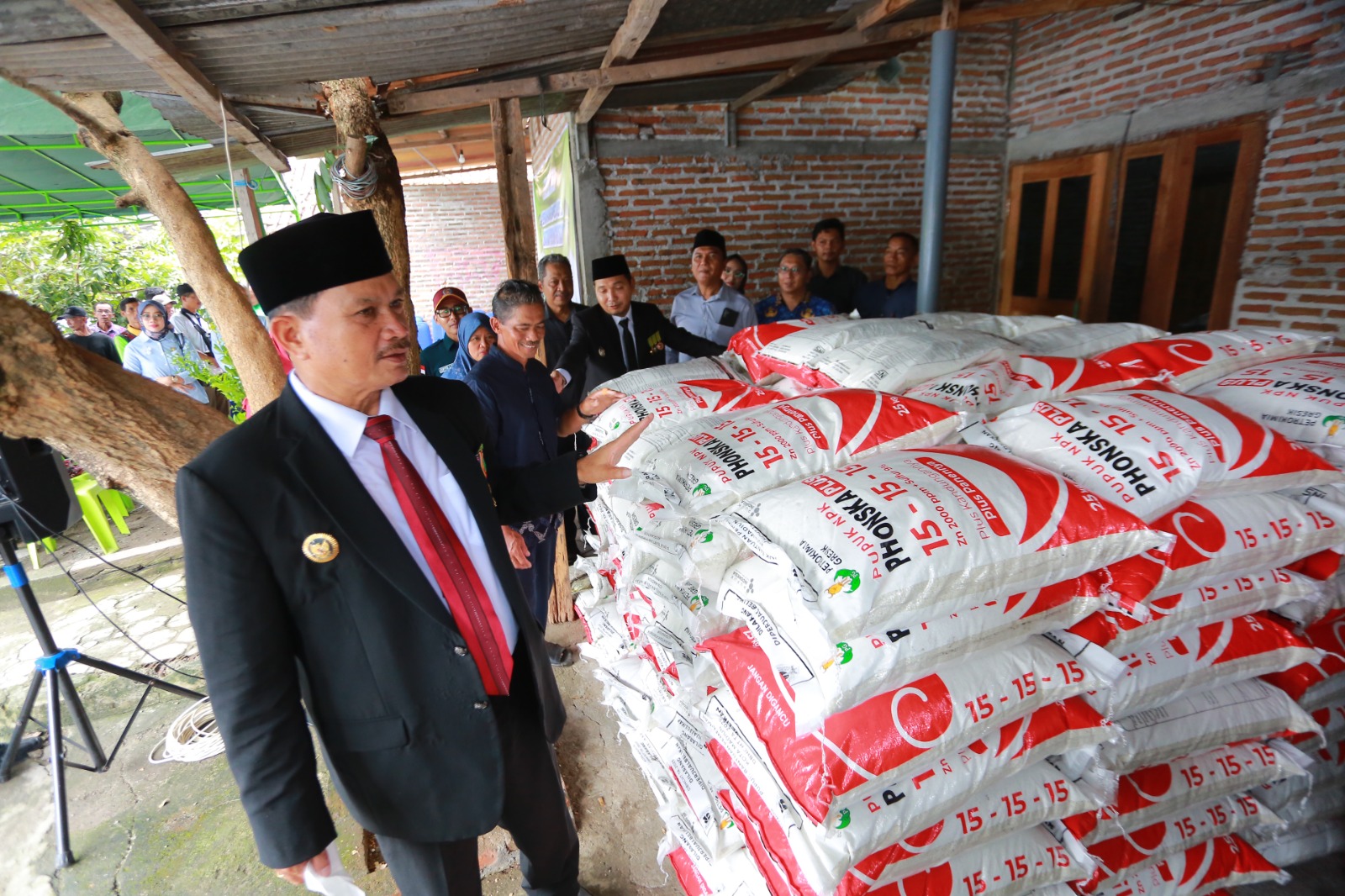 Wali Kota Maidi menyerahkan pupuk NPK gratis kepada gapoktan penerima di Manguharjo, kemarin (28/10). BAGAS BIMANTARA/JAWA POS RADAR MADIUN