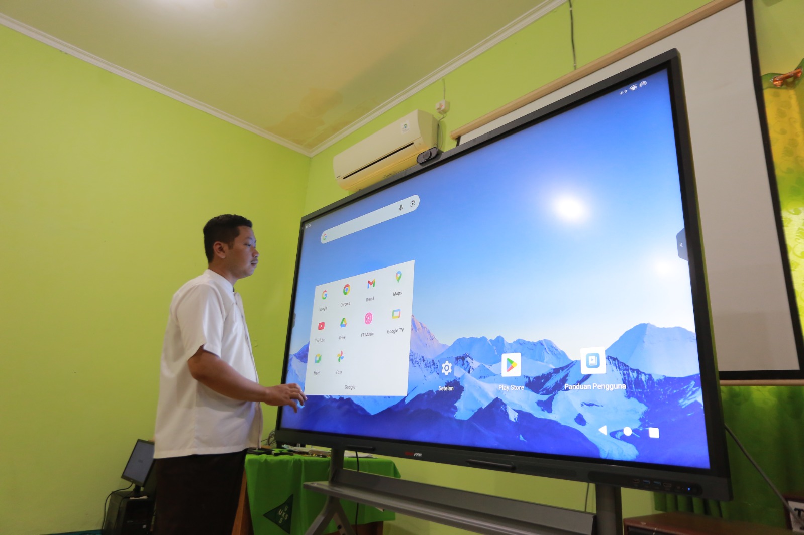 SMPN 1 Kota Madiun menjadi salah satu sekolah yang mulai memanfaatkan Smart TV dari Kemendikdasmen untuk pembelajaran digital yang lebih menarik. BAGAS BIMANTARA/JAWA POS RADAR MADIUN