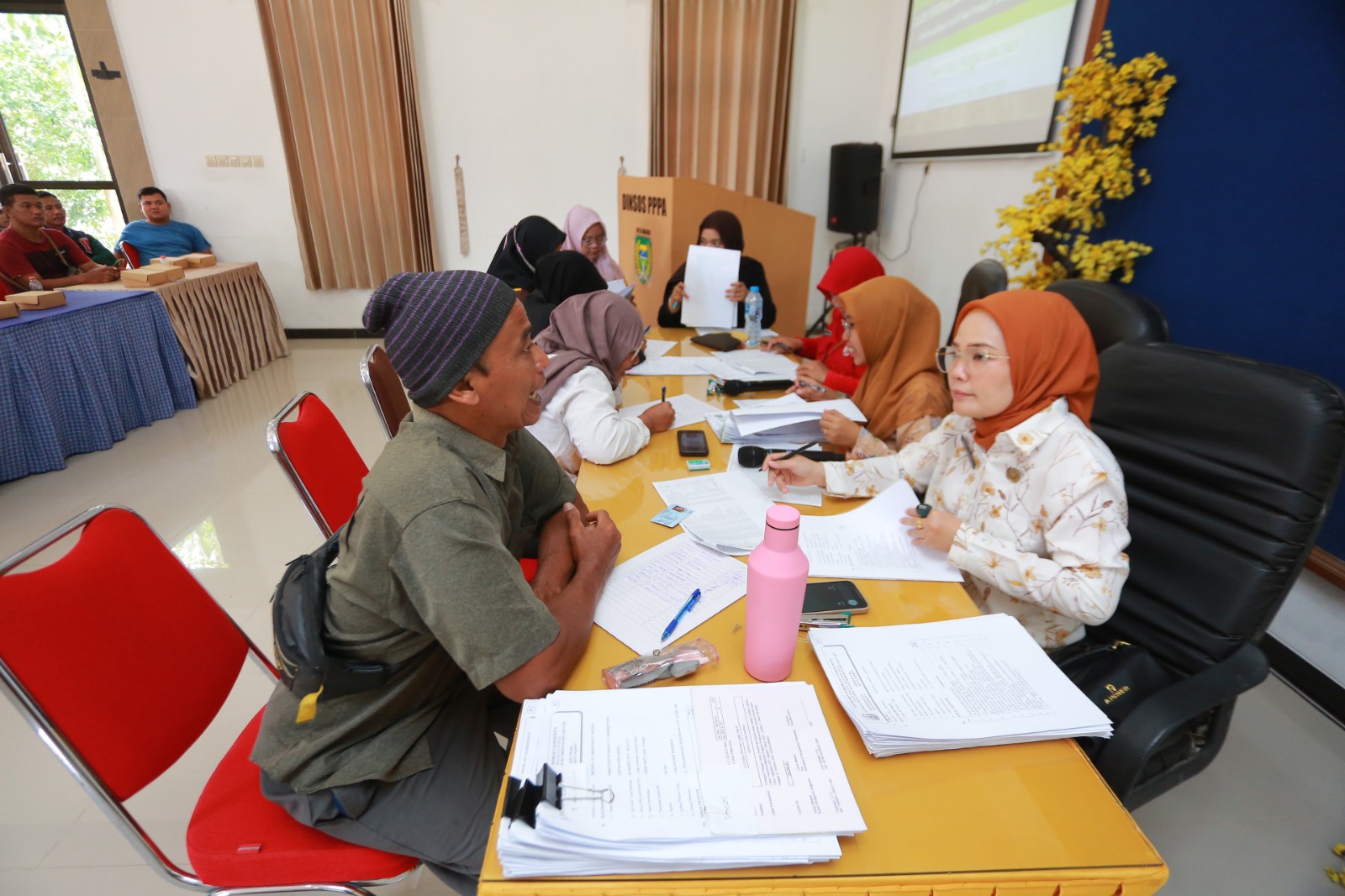 Petugas Dinsos Jatim memverifikasi ulang calon penerima bantuan usaha KIP Jawara di UPT Dinsos Kota Madiun. BAGAS BIMANTARA/JAWA POS RADAR MADIUN