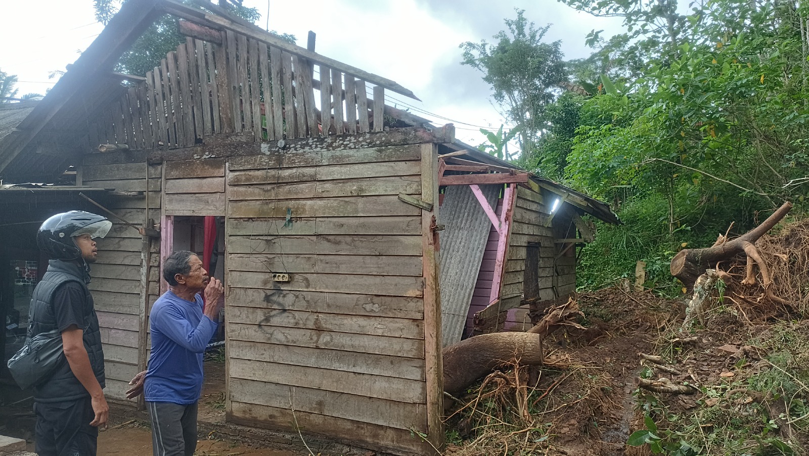 Petugas dan warga kerja bakti membersihkan material longsor di Dusun Ploso, Desa Mujing, Nawangan, Pacitan, Rabu (29/10). NUR CAHYONO/RADAR PACITAN
