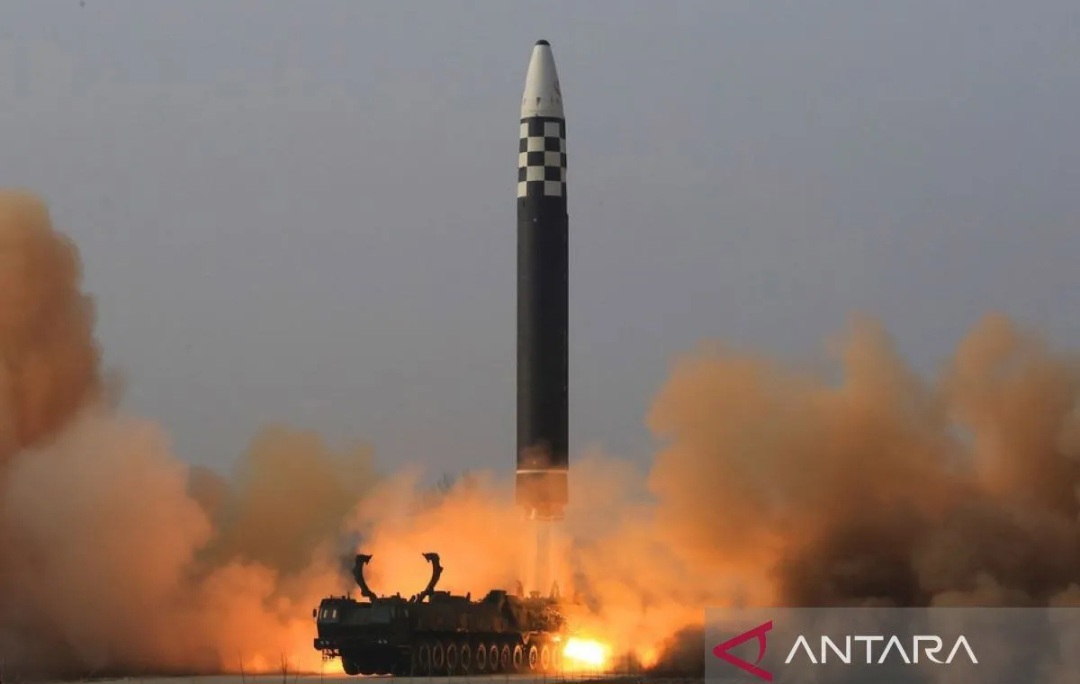 Arsip Foto - Uji coba peluncuran rudal balistik antarbenua (ICBM) Hwasongpho-17 milik Korea Utara, yang disiarkan kantor berita KCNA, 25 Maret 2022.