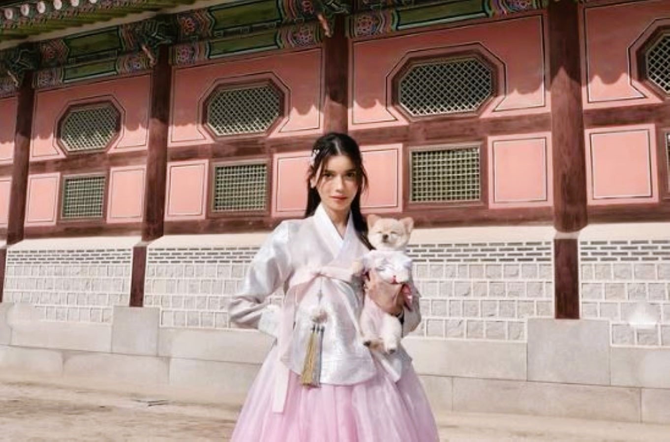 Sabrina Chairunnisa tampil cantik mengenakan hanbok. Ia gugat cerai suaminya, Deddy Corbuzier.