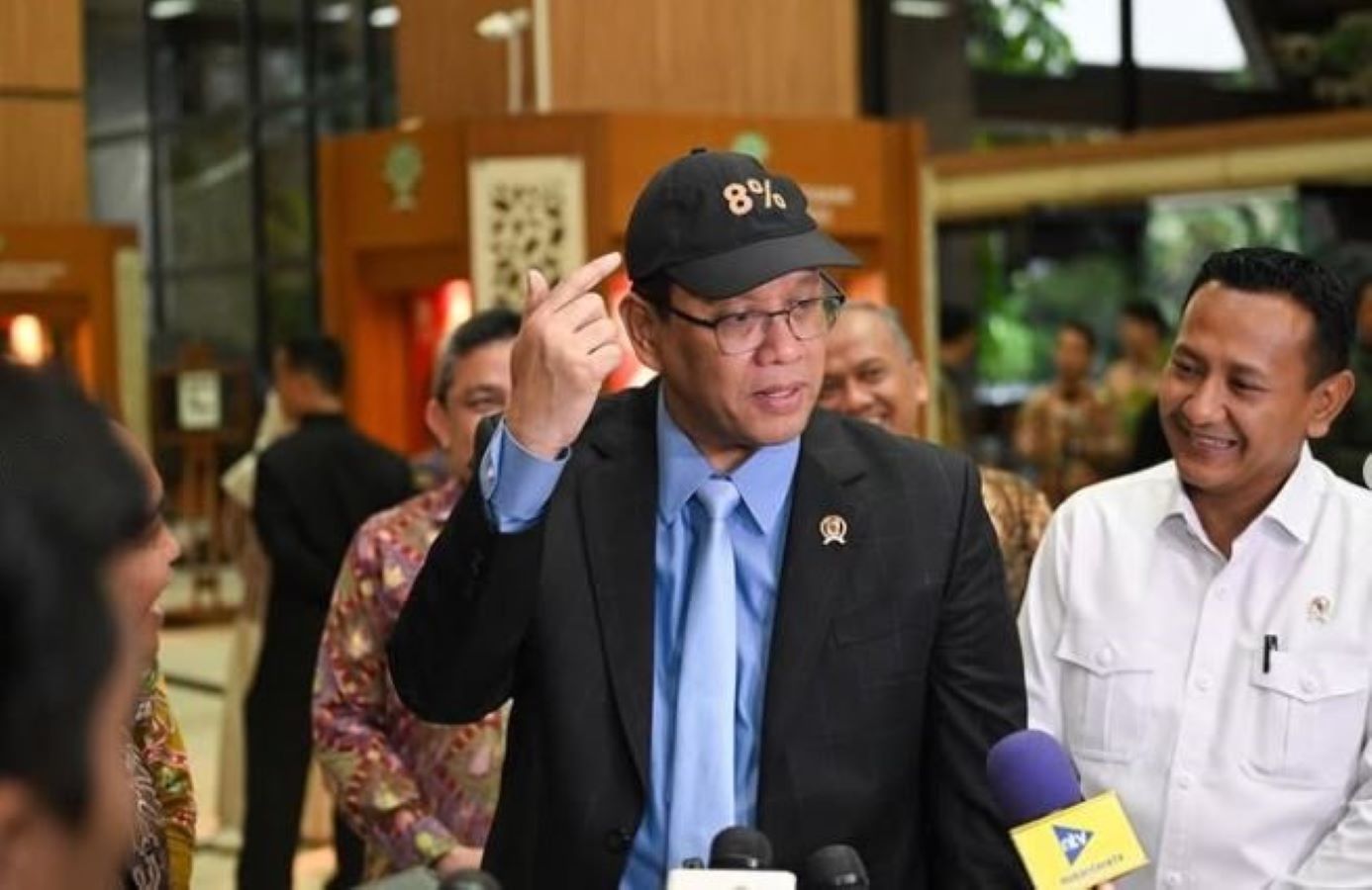 Menkeu RI Purbaya Yudhi Sadewa mengenakan topi 8 persen saat kegiatan, Rabu 29 Oktober 2025.