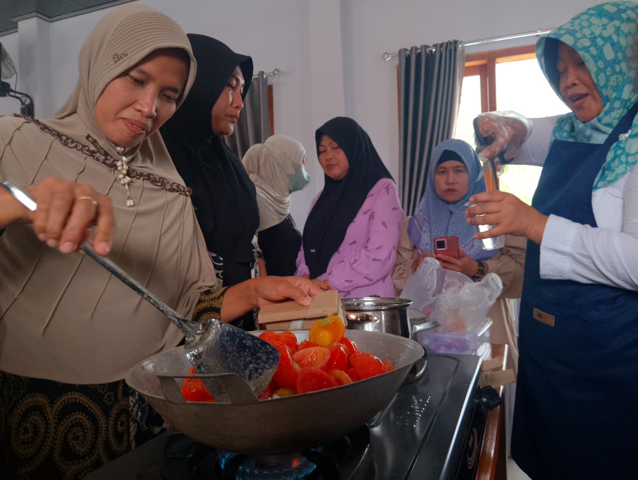 Para petani memperoleh pelatihan mengolah hasil panen tomat agar memiliki nilai jual lebih tinggi, di Balai Desa Kare, kemarin (29/10). LODITYA FERNANDEZ/JAWA POS RADAR MADIUN