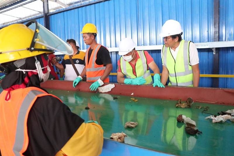 Bupati Ponorogo Sugiri Sancoko meninjau proses pemilahan sampah di TPA Mrican usai pemerintah pusat mencabut sanksi penutupan lokasi. DOKUMEN JAWA POS RADAR PONOROGO