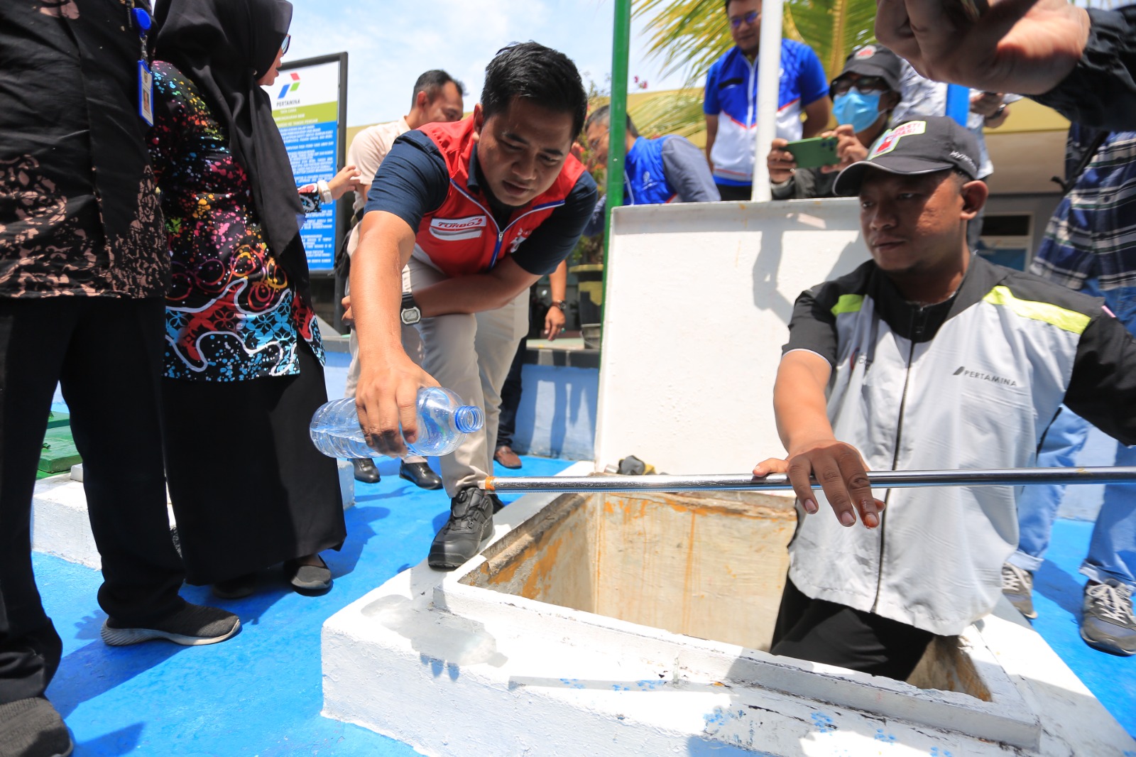 Petugas Pertamina bersama Disdag dan UPT Metrologi Kota Madiun memeriksa tangki pendam BBM di SPBU Jalan Yos Sudarso, Kamis (30/10).
