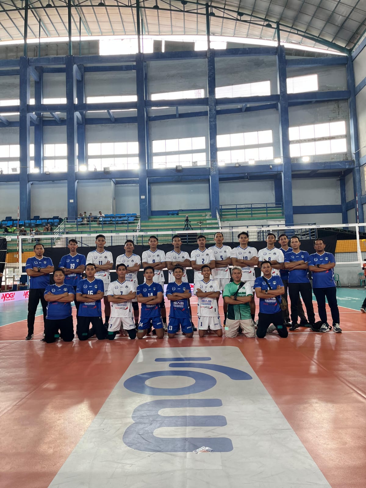 Tim voli Laskar Kanjeng Pacitan rayakan kemenangan usai menumbangkan AFM Lahat dengan skor 3&ndash;0 di Sport Center Lamongan, Kamis (30/10).