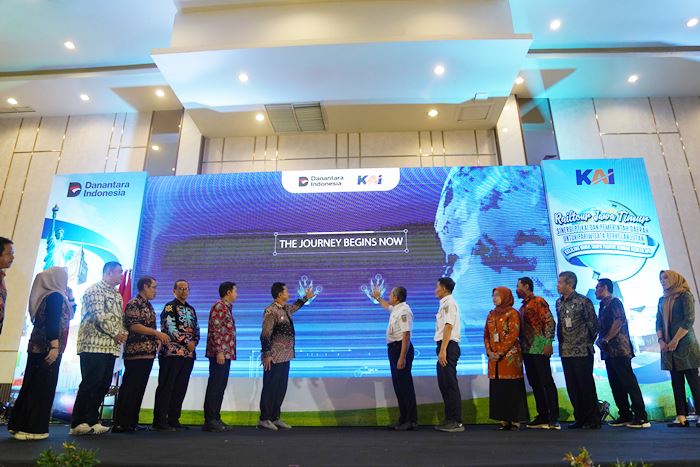 KAI Daop 7 Madiun bersama perwakilan pemda menandatangani komitmen kerja sama program Rail Tour Jawa Timur, yang menghubungkan destinasi wisata dengan moda transportasi kereta api.