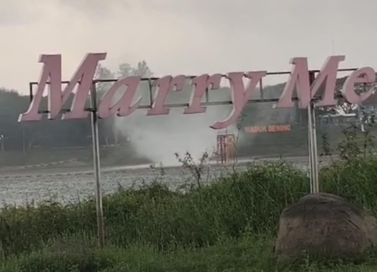 Pusaran angin muncul di atas permukaan Waduk Bening Saradan, Kamis sore (30/10). Tidak ada kerusakan atau korban. ISTIMEWA