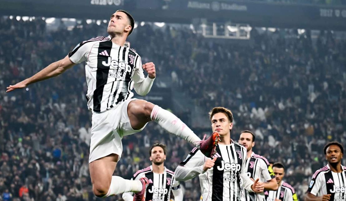 Dusan Vlahovic dan para pemain Juventus merayakan gol.