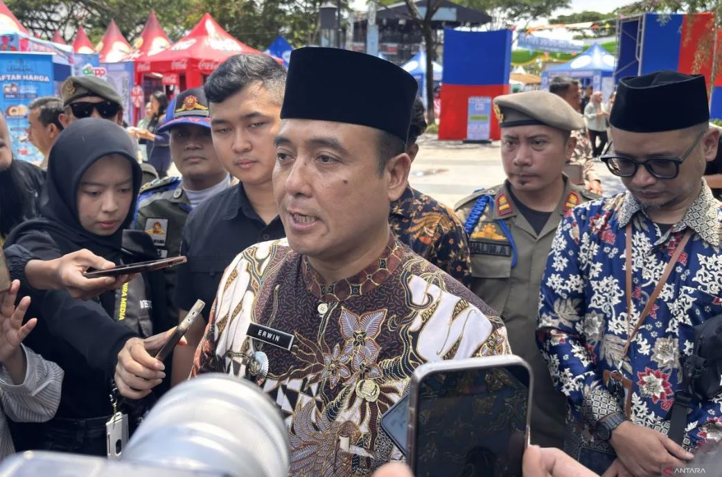 Wakil Wali Kota Bandung Erwin saat memberikan keterangan di Kota Bandung, Jawa Barat, Jumat (31/10).