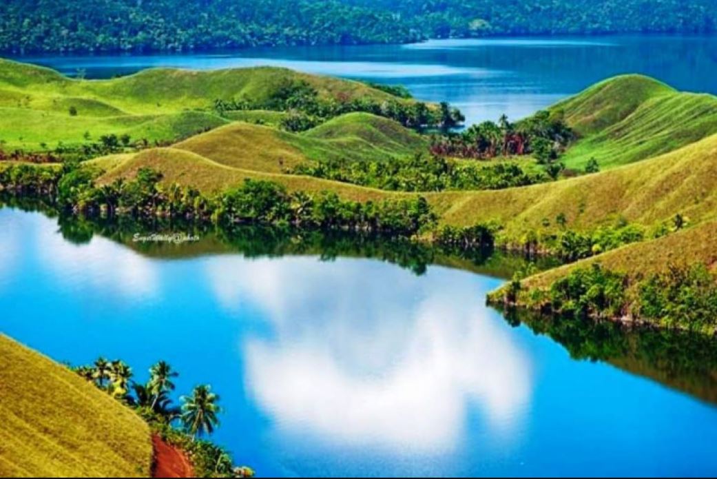 Danau Sentani menyuguhkan panorama menawan dan kehidupan budaya Papua yang masih sangat asli.