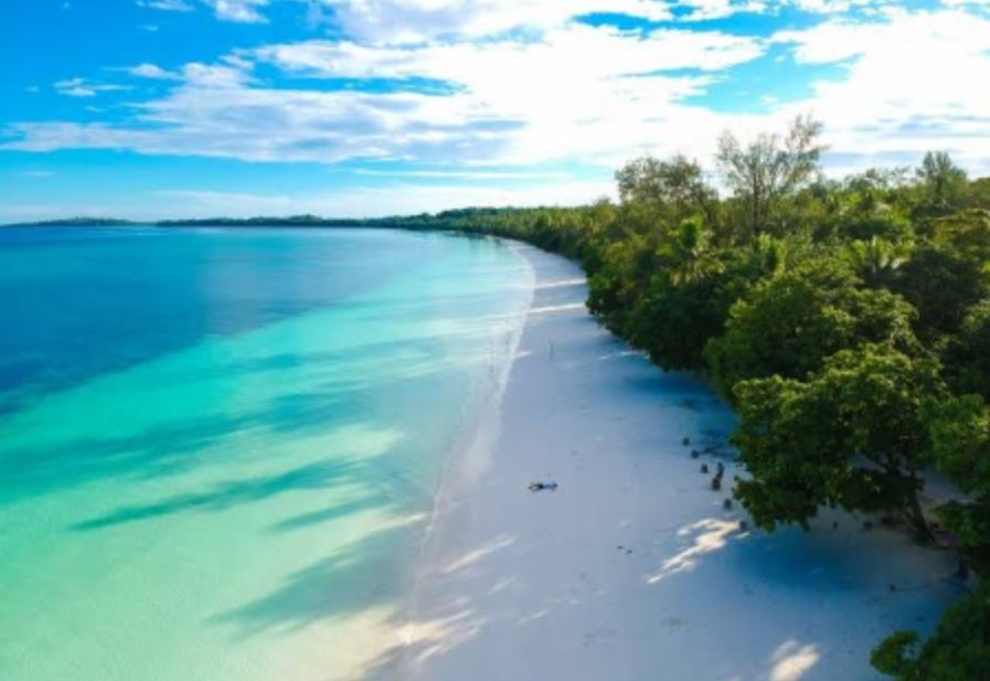 Pulau Kei di Maluku Tenggara ini menyajikan panorama pantai terindah di Indonesia.