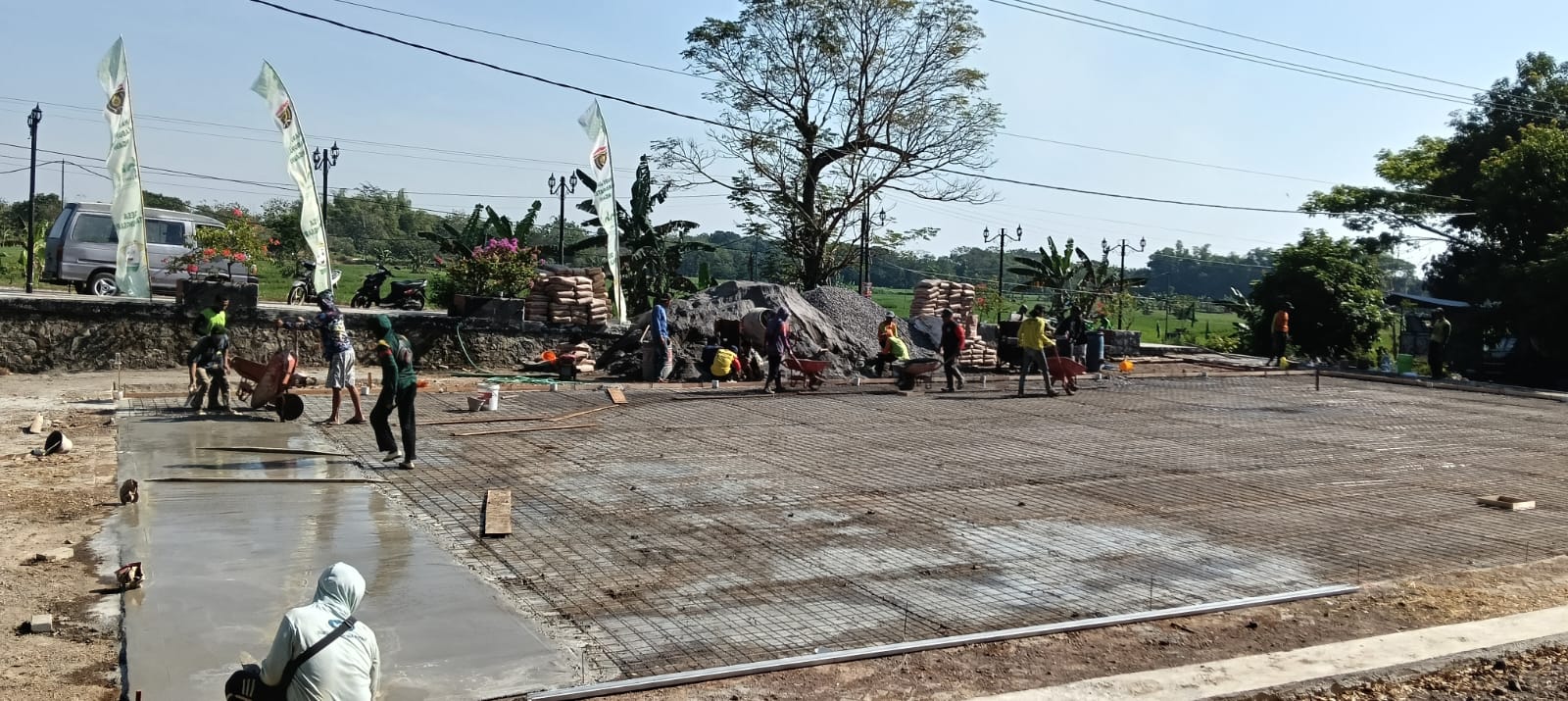 PEMBANGUNAN LAPANGAN: Para pekerja proyek melaksanakan pembangunan lapangan desa Tanjungsari, Kecamatan Jogorogo.