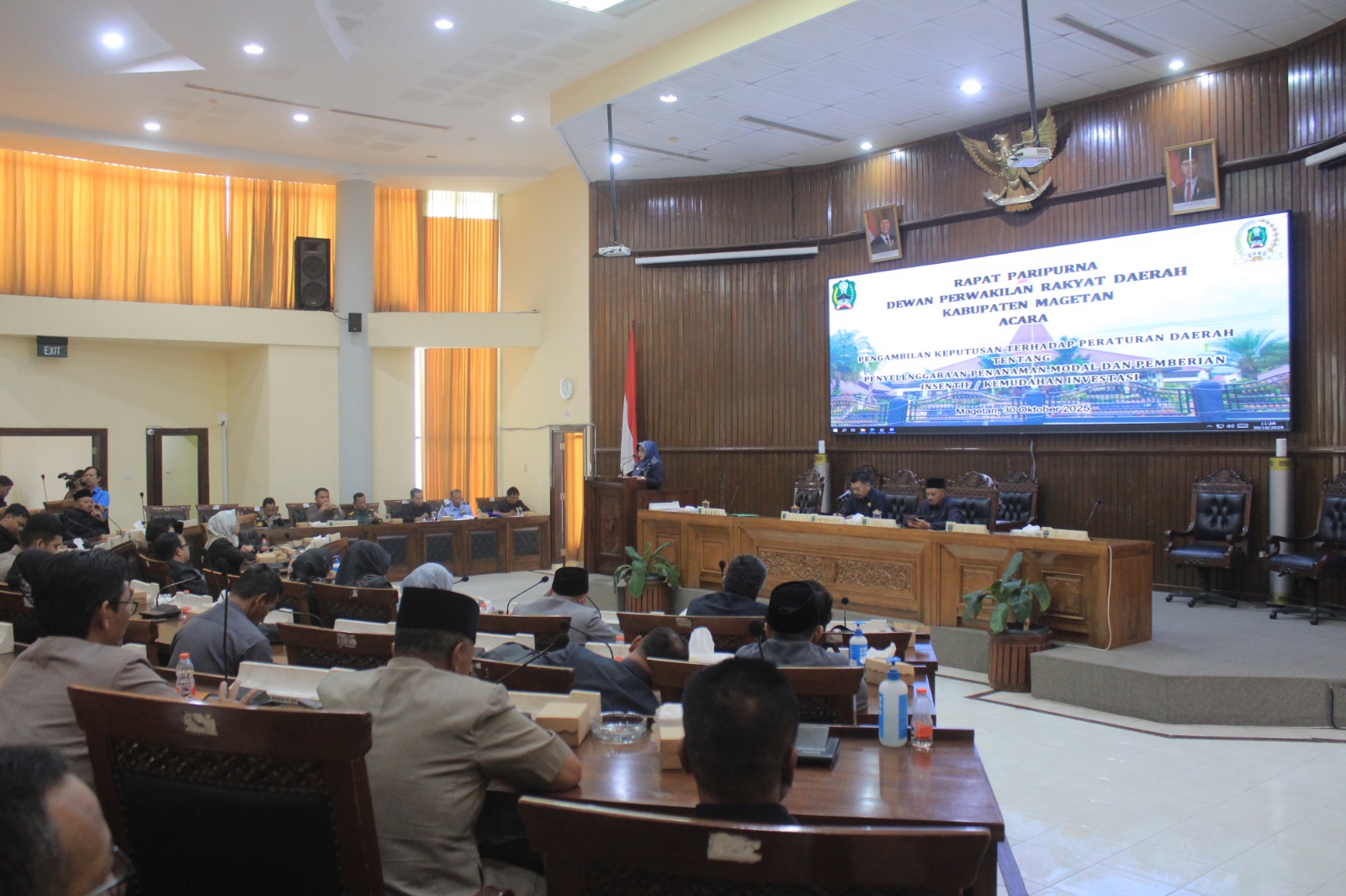 Paripurna penetapan Raperda Penyelenggaraan Penanaman Modal dan Pemberian Insentif atau Kemudahan Investasi di DPRD Magetan, kemarin (30/10). AJI PUTRA/JAWA POS RADAR MAGETAN