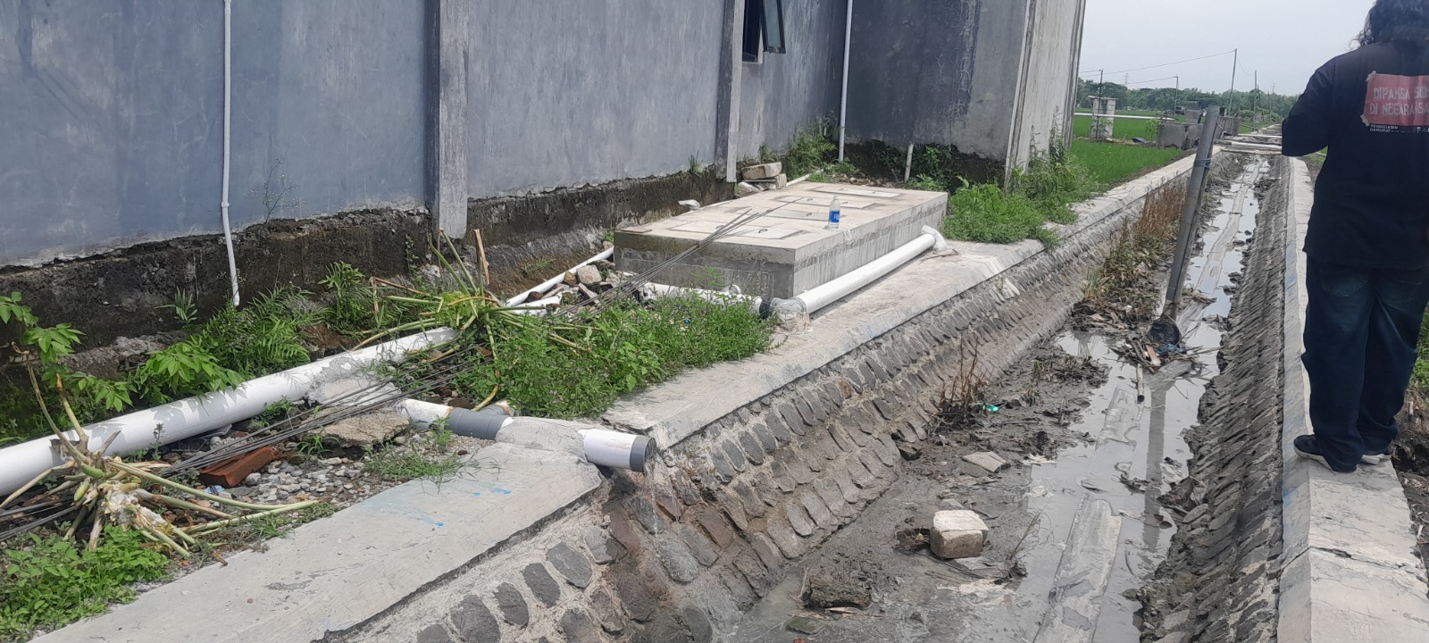 Kondisi IPAL Dapur Mitra MBG SPPG Yayasan Al Azhar di Desa Jambangan, Paron, yang sempat membuang limbah ke saluran irigasi. ASEP SYAEFUL BACHRI/JAWA POS RADAR NGAWI